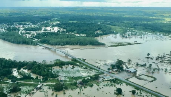 Gladson declara situação de emergência em seis cidades do Acre por conta das enchentes
